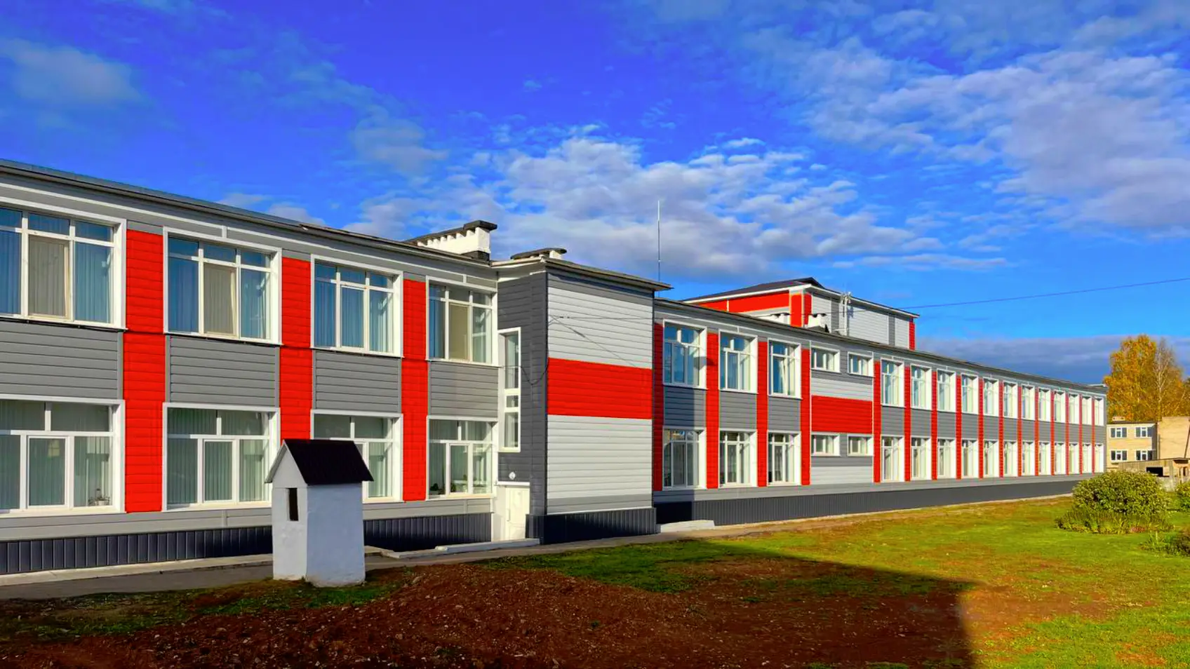 Фото 4 фасад МБОУ СОШ из металлосайдинга Евро-Брус под брус