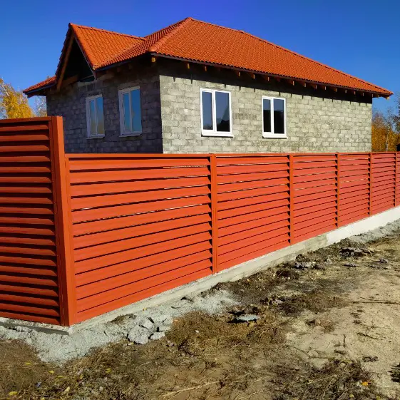 Забор-жалюзи Еврожалюзи RAL8004 терракотовый