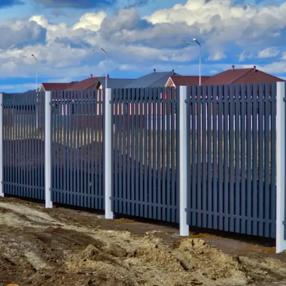 Забор из штакетника Полукруглого RAL7024 Серый Графит двусторонний на коттеджном поселке