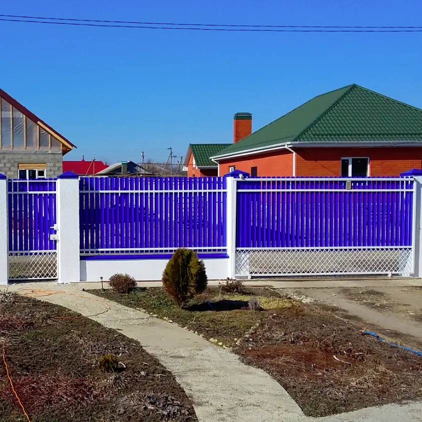 Фото 2 штакетник узкий RAL5002 Синий Ультрамарин на заборе